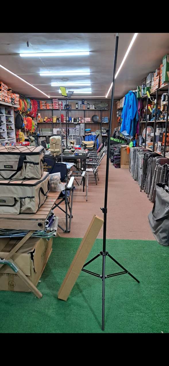 پایه چراغ سه‌پایه قابل تنظیم تا ارتفاع ۲ متر